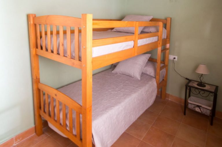 Habitación con litera casa de l'Om de Mas de la Segarra