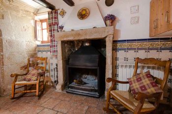chimenea en planta inferior casa rural castellon